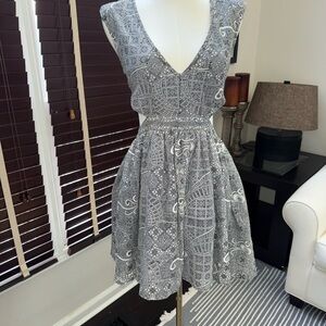 Xtaren Gray and White Patterned Mini Dress